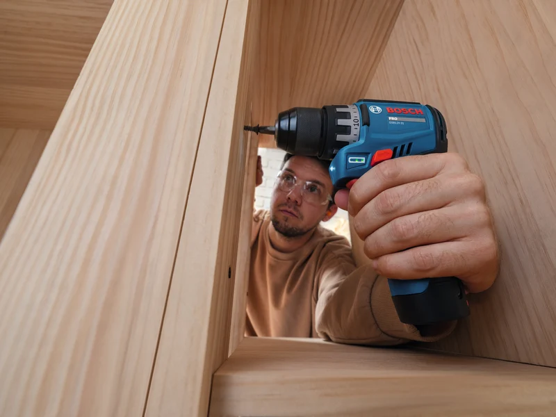 Bosch PRO GSR12V-31 Akku-Bohrschrauber (inkl. 2 x 2,0 Ah Akku, Ladegerät, L-BOXX 102)