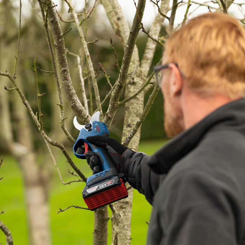 Bosch PRO GGP18V-32 Akku-Gartenschere (Astschere, ohne Akku & Ladegerät, im Karton)