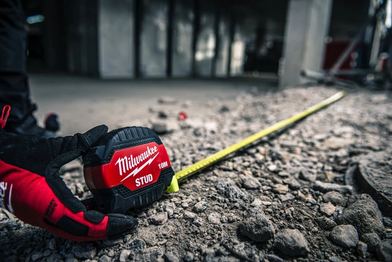 Milwaukee STUD Bandmaß 10 m (magnetisch, 33 mm breites Band, Architektenskala, beidseitig bedrucktes Band, High-Vis-Bandfarbe, GEN III)