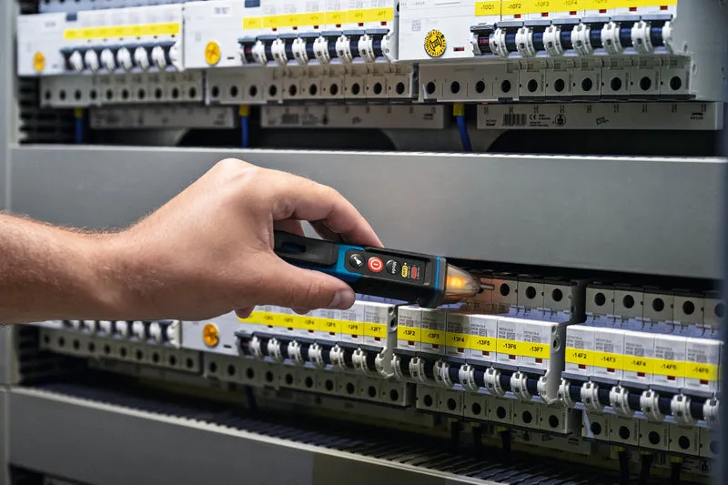 Bosch PRO Spannungsprüfer GVD 1000-17 (berührungslos, Zwei Spannungsbereiche: 24 - 1000 / 90 - 1000 V AC, CAT IV, IP67, LED-Anzeige, inkl. Batterien)