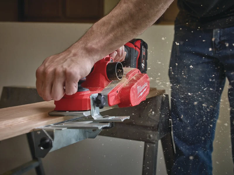 Milwaukee Akku-Hobel M18 BP-0 (Hobelbreite: 82 mm, Falztiefe: 10,7 mm, Spannabnahme: 2 mm, Drehzahl: 14000 U/min, ohne Akku)