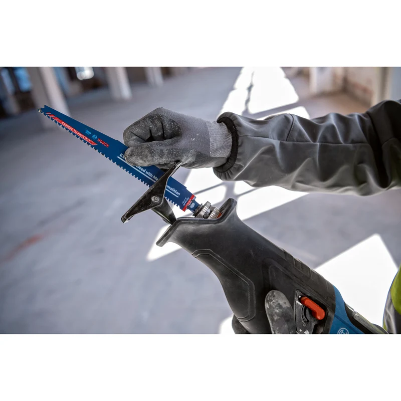 Bosch PRO GSA 18V-28 Akku-Säbelsäge (Schnitttiefe: Holz 230 mm, Metall 150 mm, Hublänge: 28 mm, ohne Akku im Karton)