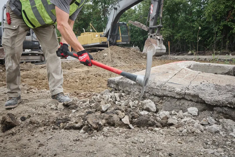 Milwaukee Spitzhacke 2,3 kg (Stahlverstärkter Glasfaserstiel 910 mm, SHOCKSHIELD™ Stiel für maximale Vibrationsreduzierung, SECURE STRIKE™ Verbindung von Kopf und Stiel)