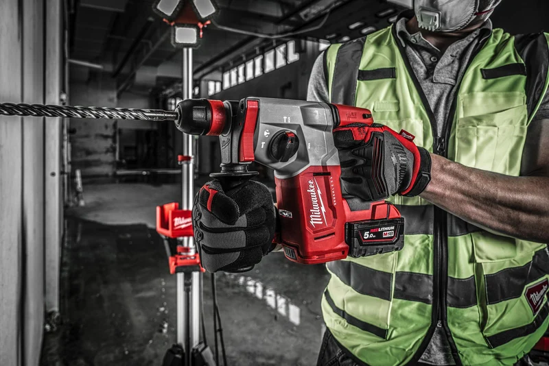 Milwaukee Akku-Kombihammer M18 BLHX-502X (SDS plus, Schlagenergie: 2,3 J, Optimiertes Hammerbohren: 6 - 18 mm, mit 2 x 5,0 Ah Akku in HD Box)