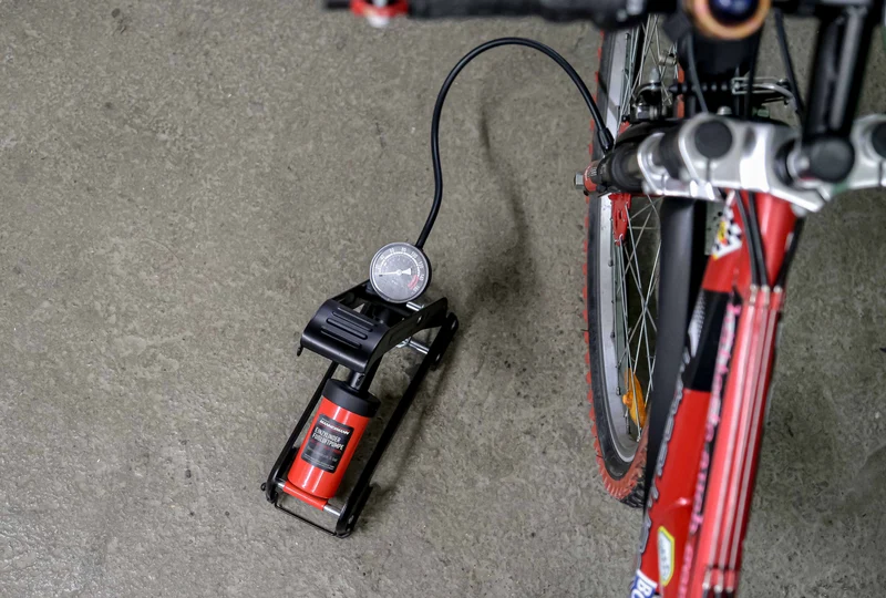 Fussluftpumpe mit Manometer