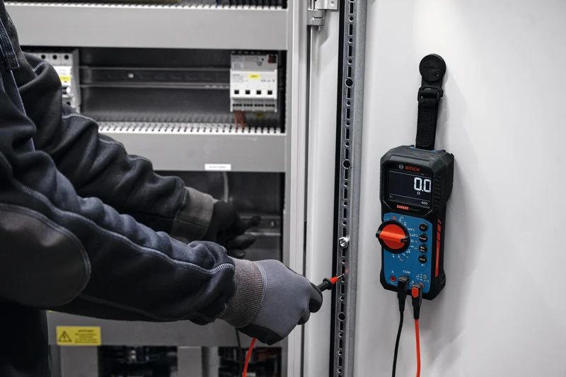 Bosch EXPERT Digitales Multimeter EXDM600-17 (Misst Temperatur und Mikroampere, Widerstände bis zu 60 MΩ, LoZ, Diodentests, inkl. Batterien in Tasche)