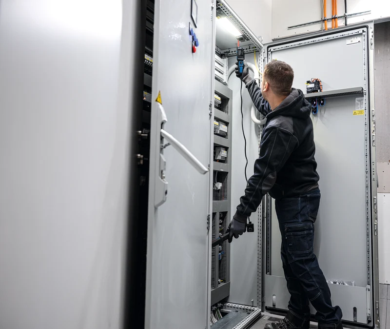 Bosch EXPERT Spannungsprüfer EXVT1000-17 (Vielseitig: Diodentest, Frequenz, Widerstand, Niederspannung, integr. NCV (berührungslose Spannung), Halten-/Stumm, inkl. Batterien in Tasche)