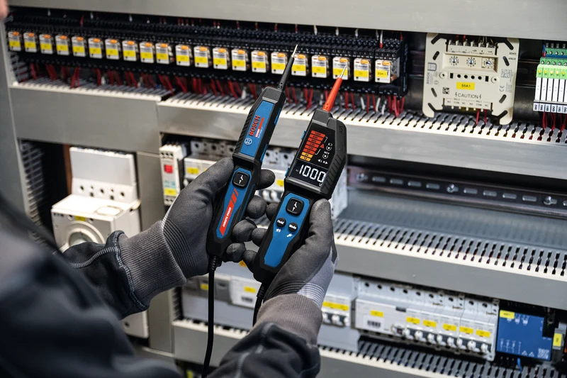 Bosch EXPERT Spannungsprüfer EXVT1000-17 (Vielseitig: Diodentest, Frequenz, Widerstand, Niederspannung, integr. NCV (berührungslose Spannung), Halten-/Stumm, inkl. Batterien in Tasche)
