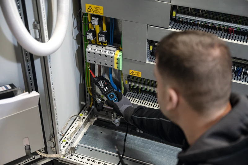 Bosch EXPERT Spannungsprüfer EXVT1000-17 (Vielseitig: Diodentest, Frequenz, Widerstand, Niederspannung, integr. NCV (berührungslose Spannung), Halten-/Stumm, inkl. Batterien in Tasche)
