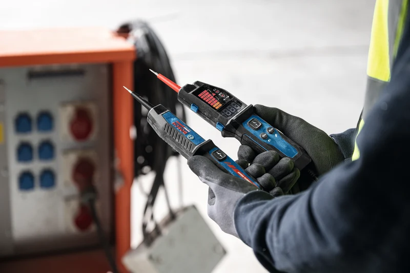 Bosch EXPERT Spannungsprüfer EXVT1000-17 (Vielseitig: Diodentest, Frequenz, Widerstand, Niederspannung, integr. NCV (berührungslose Spannung), Halten-/Stumm, inkl. Batterien in Tasche)