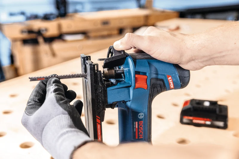 Bosch EXPERT Akku-Stichsäge EXST18V-155S (Schnitttiefe: Holz 155 mm, Stahl 10 mm, Aufnahme: T-Schaft, ohne Akku in L-BOXX 136)