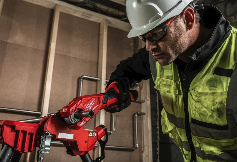 Milwaukee M12 PCSS-202C Akku-Rohrschneider (Schneidet Edelstahlrohre bis 28 mm, Raptor, inkl. 2x 2 Ah Akku, im Koffer)