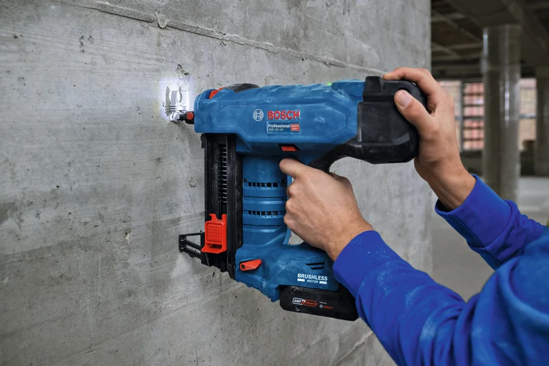 Bosch Akku-Betonnagler GNB 18V-40 (für Nägel: 13 - 40 mm bei Ø 2,7 - 3 mm, Solo inkl. Ausdrückstift, Befestigungshaken, E-Mundstück in XL-BOXX)