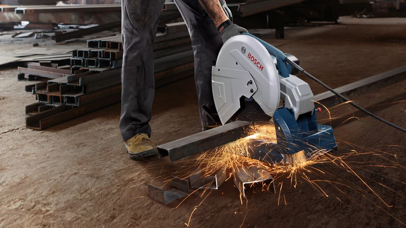 Bosch Metalltrennsäge GCO 14-24 J (Trennscheiben-Ø: 355 mm, 2400 W, 3800 U/min, inkl. 1 Trennscheibe)