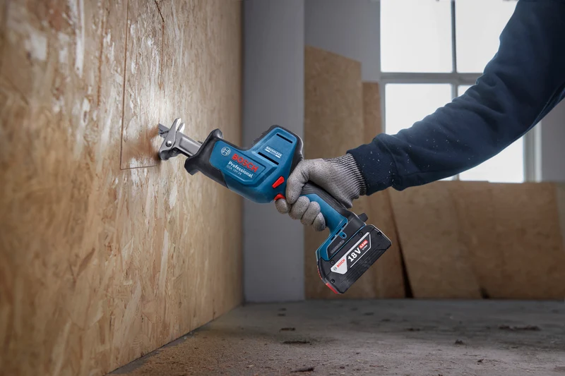 Bosch Akku-Säbelsäge GSA 18V-24 (Schnitttiefe Holz: 230 mm, Solo, inkl. 2 Säbelsägeblätter in L-BOXX 136)