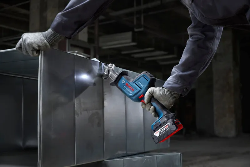 Bosch Akku-Säbelsäge GSA 18V-24 (Schnitttiefe Holz: 230 mm, Solo, inkl. 2 Säbelsägeblätter in L-BOXX 136)