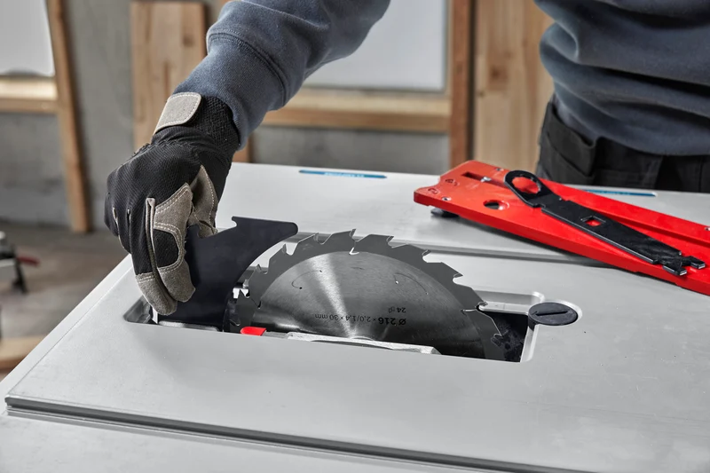 Bosch Tischsäge GTS 70-216 (Schnitthöhe 90°: 70 mm, Sägeblatt-Ø: 216 mm, inkl. Holz Kreissägeblatt & Standard Zubehör)