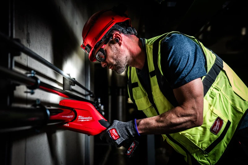 Milwaukee M12 PCSS54-402C Akku-Rohrabschneider (Schneidet Edelstahlrohre bis 54 mm, RaptorXL, inkl. 2x 4 Ah Akku, im Koffer)