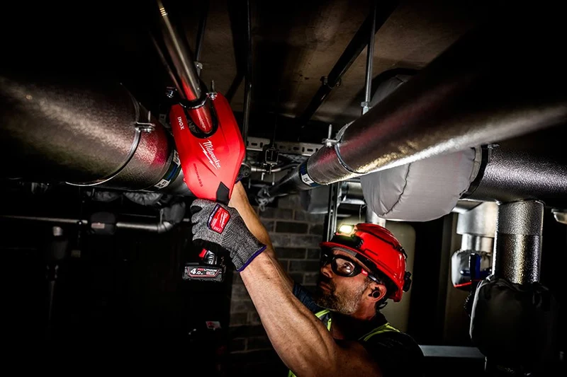 Milwaukee M12 PCSS54-402C Akku-Rohrabschneider (Schneidet Edelstahlrohre bis 54 mm, RaptorXL, inkl. 2x 4 Ah Akku, im Koffer)