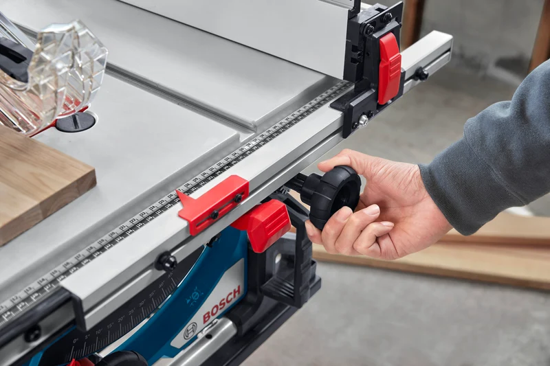 Bosch Akku-Tischsäge GTS 18V-70 (Schnitthöhe 90°: 70 mm, Sägeblatt-Ø 216 mm, Solo, inkl. Sägeblatt und Standard Zubehör)