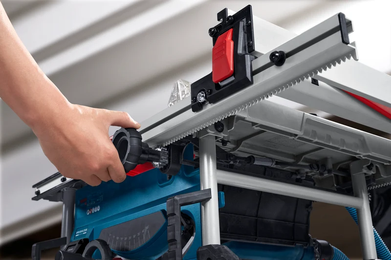Bosch Akku-Tischsäge GTS 18V-70 (Schnitthöhe 90°: 70 mm, Sägeblatt-Ø 216 mm, Solo, inkl. Sägeblatt und Standard Zubehör)