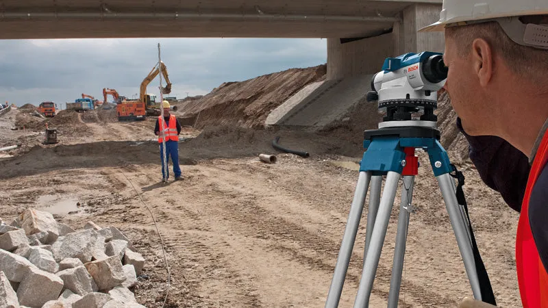 Bosch Professional GOL 26 D Optisches Nivelliergerät (26 x Vergrößerung, Maßeinheit 360 Grad, Arbeitsbereich max 100 m, im Koffer)