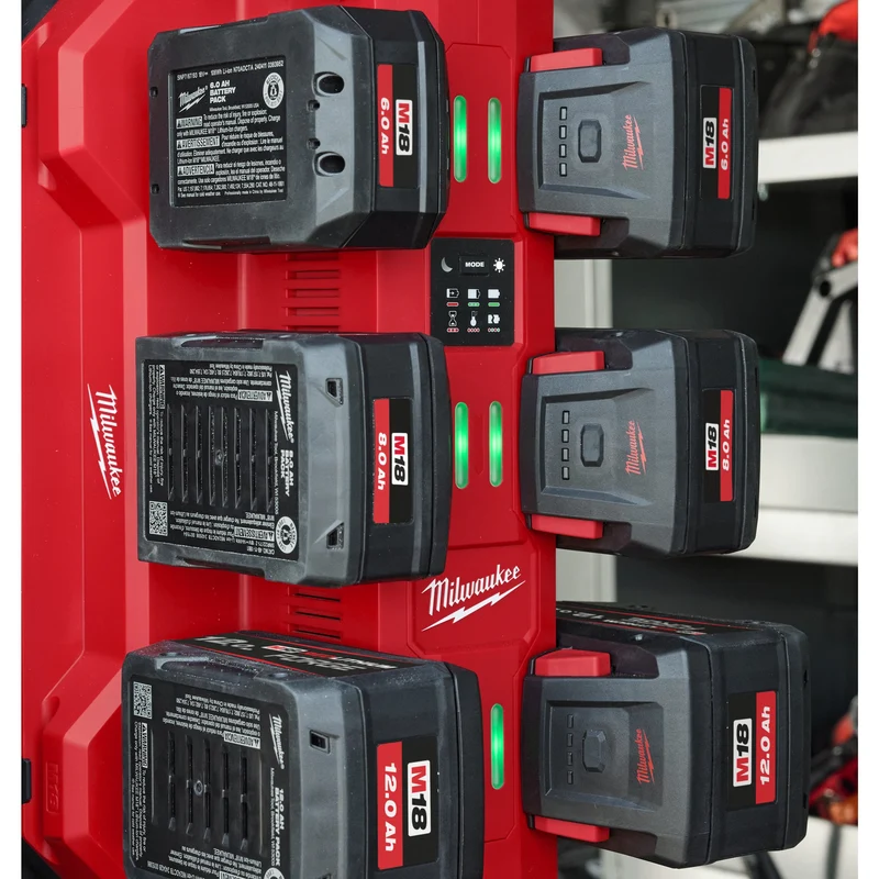Milwaukee M18 MPC6 PACKOUT 6-fach Schnellladegerät (lädt 2 Akkus gleichzeitig mit 6 A, Tag-/Nachtmodus)