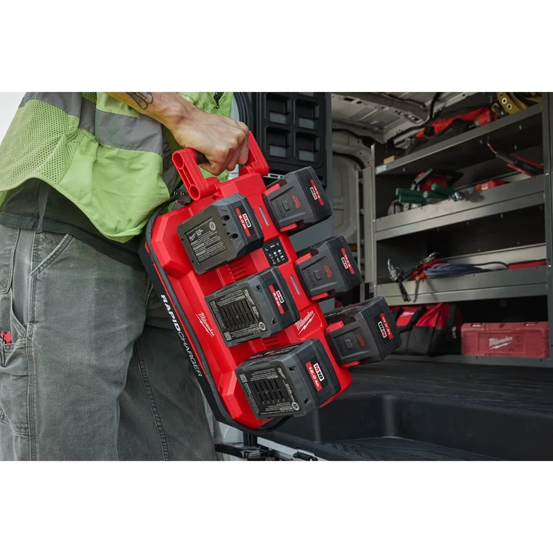 Milwaukee M18 MPC6 PACKOUT 6-fach Schnellladegerät (lädt 2 Akkus gleichzeitig mit 6 A, Tag-/Nachtmodus)
