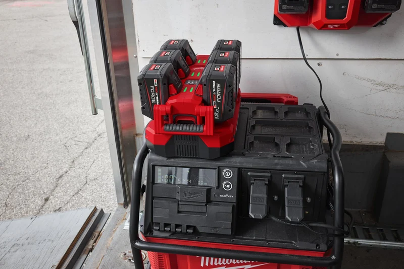 Milwaukee M18 MPC6 PACKOUT 6-fach Schnellladegerät (lädt 2 Akkus gleichzeitig mit 6 A, Tag-/Nachtmodus)
