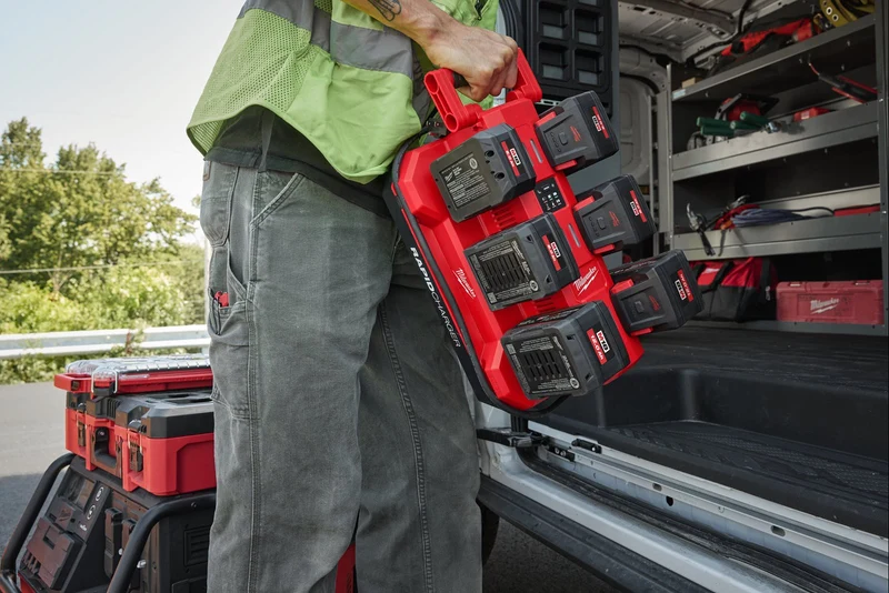 Milwaukee M18 MPC6 PACKOUT 6-fach Schnellladegerät (lädt 2 Akkus gleichzeitig mit 6 A, Tag-/Nachtmodus)