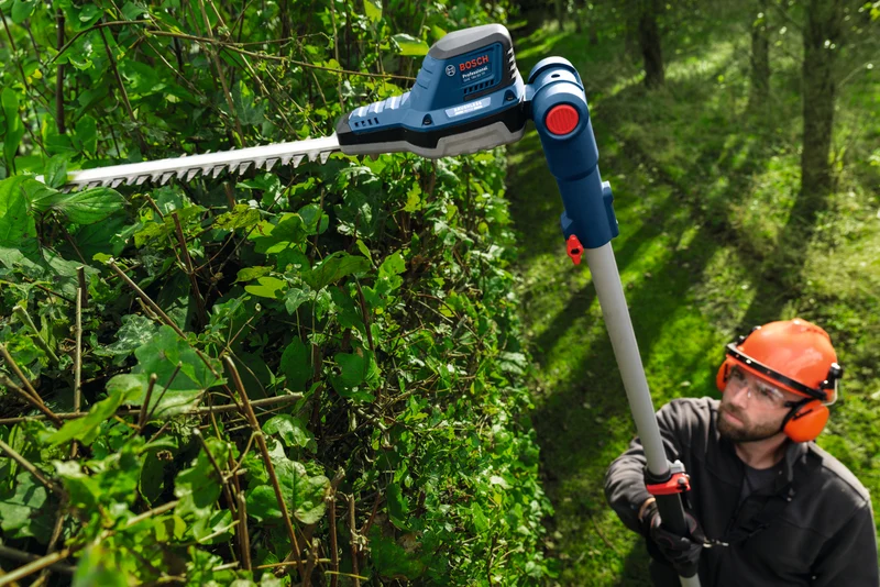 Bosch Akku-Teleskop-Heckenschere GHE 18V-50 TP (2,5 m Teleskopstange, 50 cm Messerlänge, Solo, inkl. Schultergurt)
