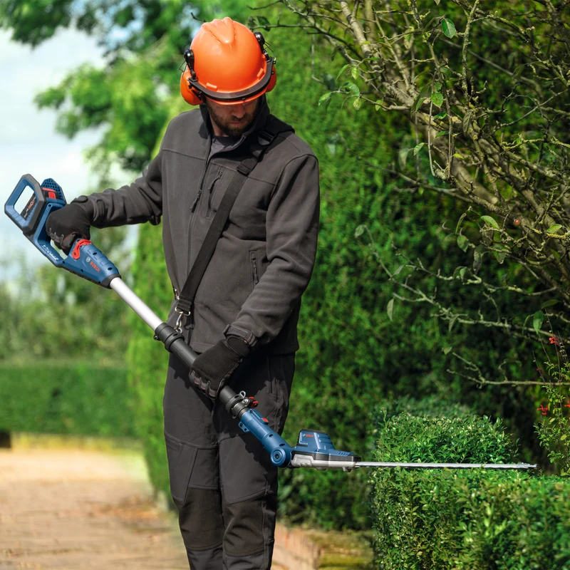 Bosch Akku-Teleskop-Heckenschere GHE 18V-50 TP (2,5 m Teleskopstange, 50 cm Messerlänge, Solo, inkl. Schultergurt)