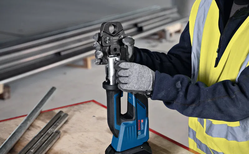 Bosch Akku-Presswerkzeug GPT 18V-19 (Solo, 19 kN Presskraft, Pressbereich 35 / 40 mm, 360 ° Kopfrotation)