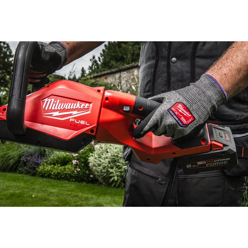 Milwaukee M18 FHET60G2-802 Akku-Heckenschere (mit 2x M18 FB8 FORGE Akku 8 Ah, M12-18 FC Ladegerät)
