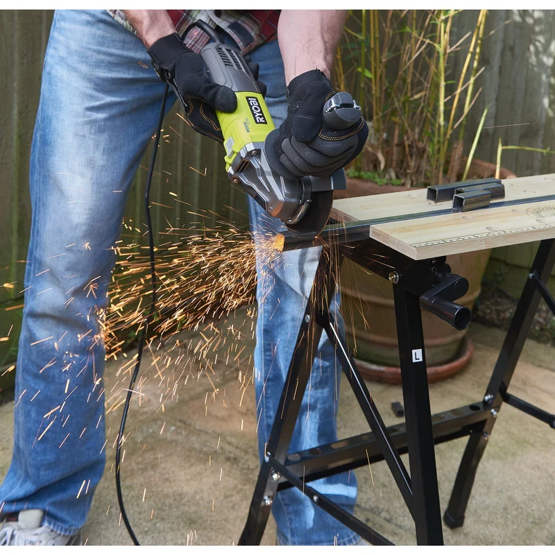 RYOBI Winkelschleifer RAG800-125TA6 (Scheiben-Ø: 125 mm, 800 W, inkl. Schleif- & Trennscheiben in Werkzeugbox)