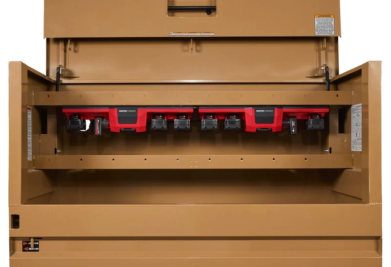 Milwaukee M12-18 GBC4 Mehrfach-Ladegerät (lädt M12 & M18 Akkus, magnetische Aufhängung, 2 x USB-C, 450 lm Leuchte)