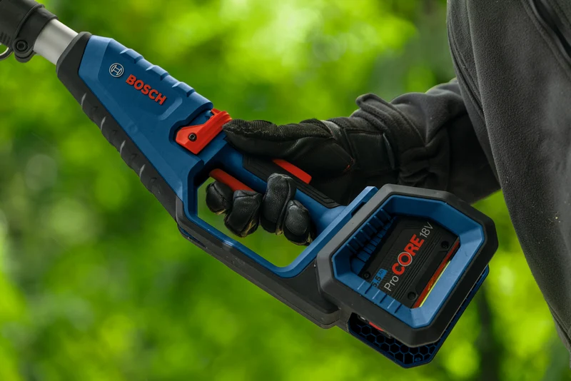 Bosch Akku-Teleskop-Kettensäge PRO GKE 18V-25 TP (Solo im Karton)