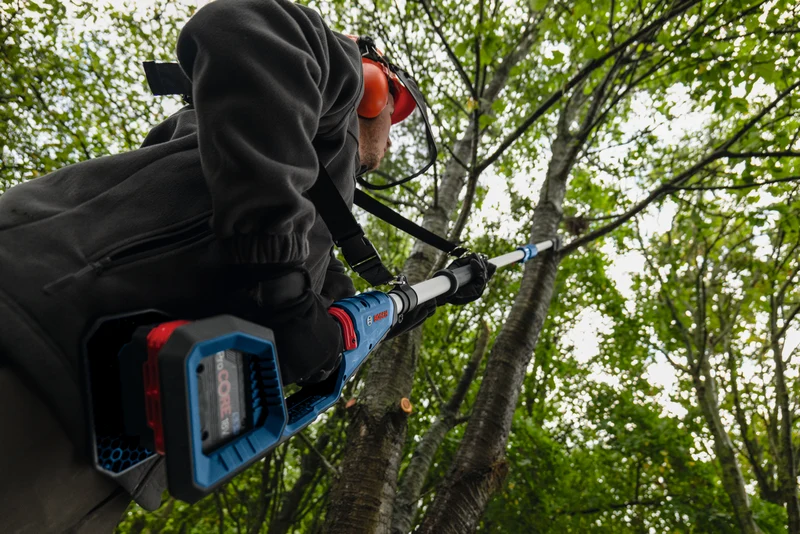 Bosch Akku-Teleskop-Kettensäge PRO GKE 18V-25 TP (Solo im Karton)