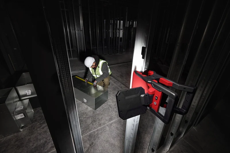 Milwaukee M18 PAL2-0 Akku-Leuchte (2000 Lumen, 359° horizontale & 170° vertikale Drehung, bis zu 24 h Laufzeit, ohne Akku)