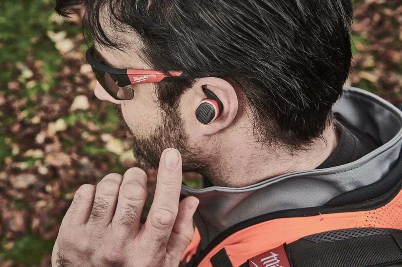 Milwaukee USB Bluetooth Gehörschutz inkl. L4B3 RED LITHIUM Akku u. Ladekabel L4RLEPB-301