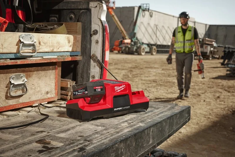 Milwaukee M18 DBSC Zweifach-Simultan-Schnellladegerät 18 A Ladestrom