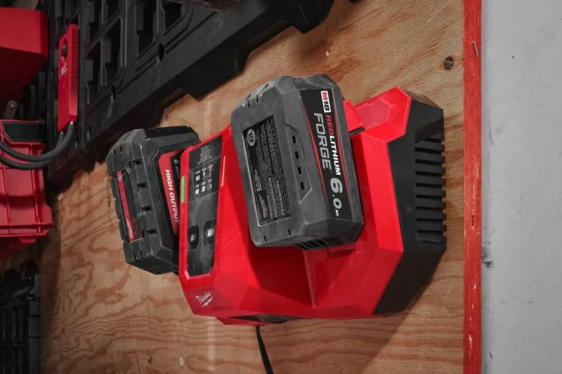 Milwaukee M18 DBSC Zweifach-Simultan-Schnellladegerät 18 A Ladestrom
