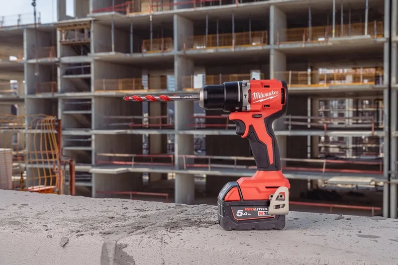Milwaukee M18 BLPDRC-422C Akku-Schlagbohrschrauber (Drehmoment: 60,5 Nm, 13 mm Bohrfutter, mit 2,0 Ah & 4,0 Ah Akku, im Koffer)