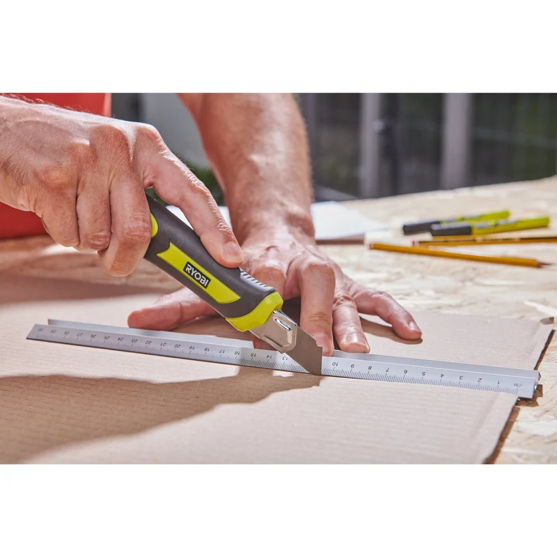 RYOBI Cuttermesser 2K, 18 mm einziehbare Klinge aus Karbonstahl (RSK18, Ergonomisches Design, Klingenverriegelung)
