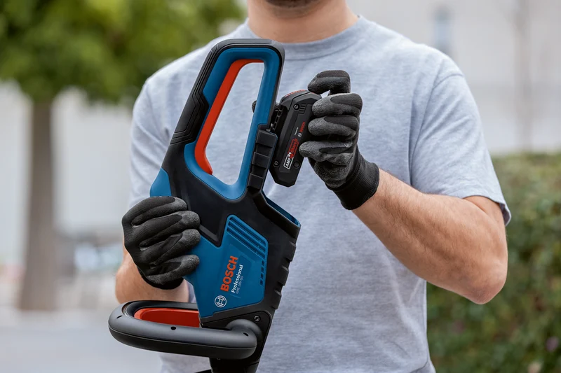 Bosch Professional GHE 18V-60 Akku-Heckenschere bürstenlos 60 cm Schwert ohne Akku/Lader (06008C9000)
