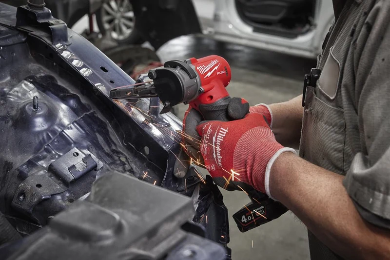 Milwaukee M12 FBFL10-402B FUEL Akku-Bandfeile (10mm, mit Akku/Lader in Tasche)