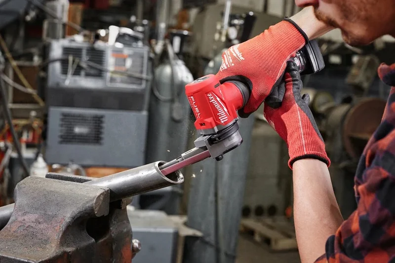 Milwaukee M12FBFL13-402B FUEL Akku-Bandfeile (13mm, mit Akku/Lader in Tasche)