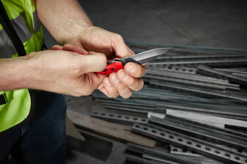 Milwaukee mit integriertem 1/4" Hex-Bithalter Fastback 5-in-1 Klappmesser