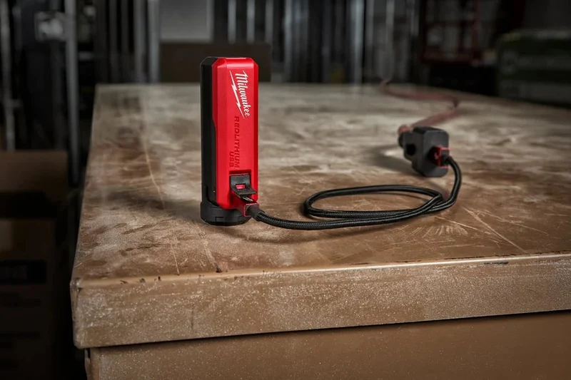 Milwaukee L4 PPS-301 USB-Akku und Ladegerät mit 2.1 A Ladestrom