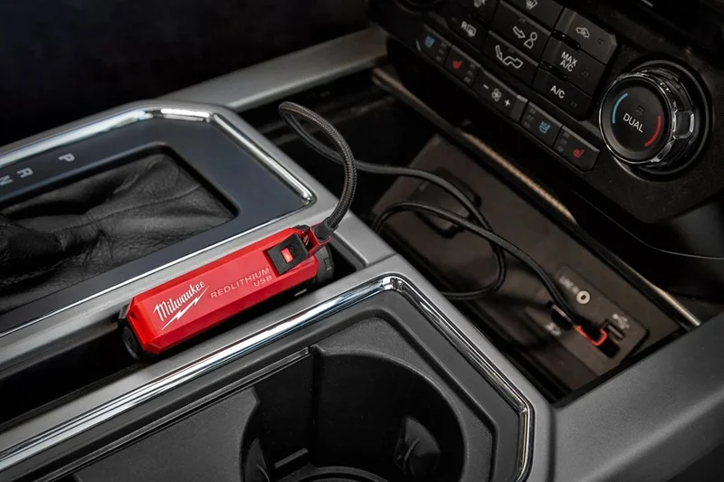 Milwaukee L4 PPS-301 USB-Akku und Ladegerät mit 2.1 A Ladestrom